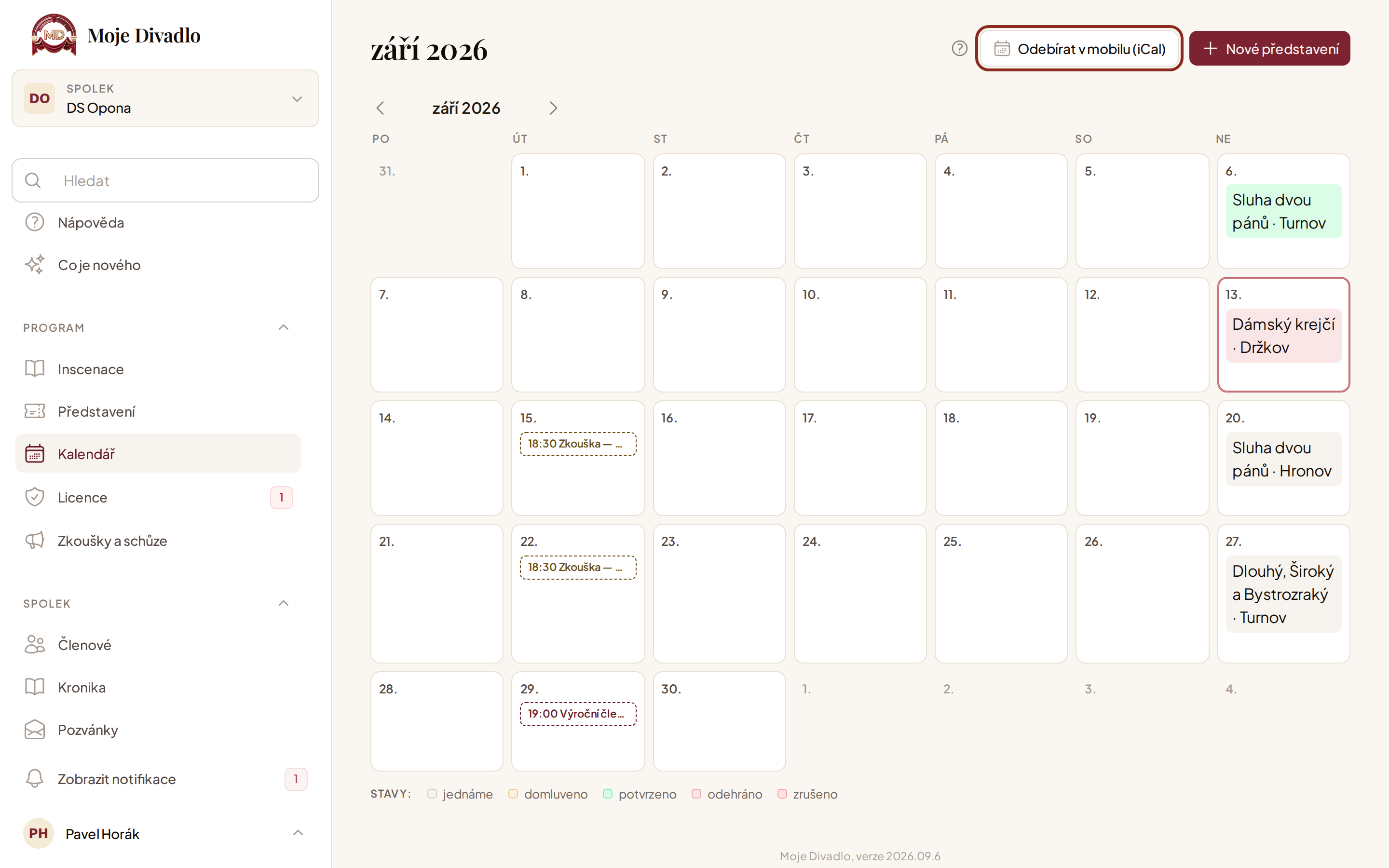 Měsíční kalendář se zvýrazněným tlačítkem Odebírat v mobilu (iCal)